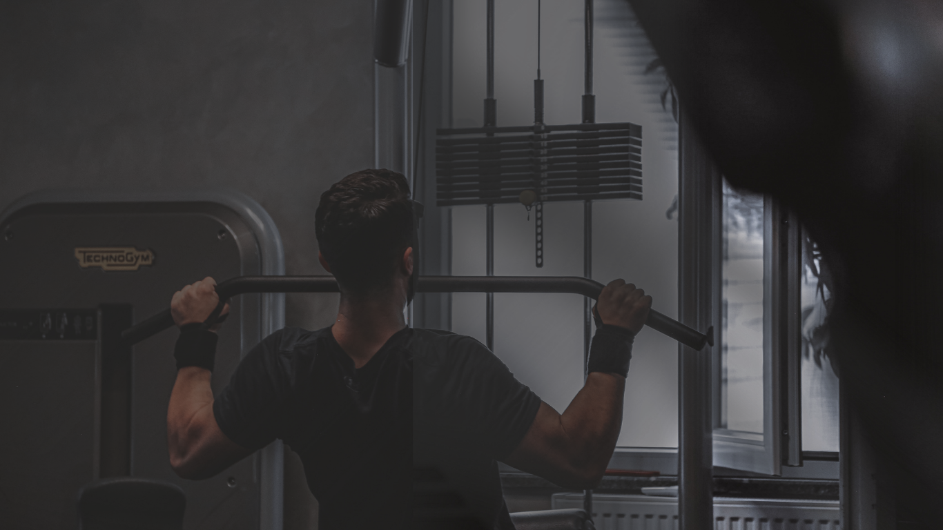 Pessoas malhando na academia