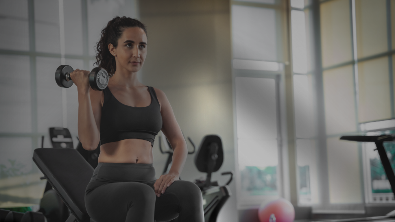 Pessoas se exercitando na academia